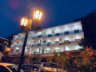 Апарт-отели Seafront Apartments Улцинь Стандартный трехместный номер с видом на море-1