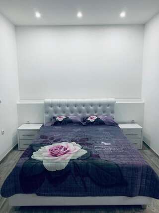 Апарт-отели Seafront Apartments Улцинь Номер с кроватью размера «king-size» и видом на море-9