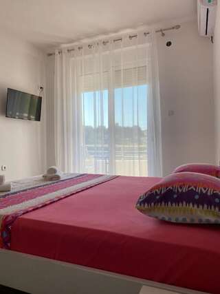 Апарт-отели Seafront Apartments Улцинь Номер с кроватью размера «king-size» и видом на море-15