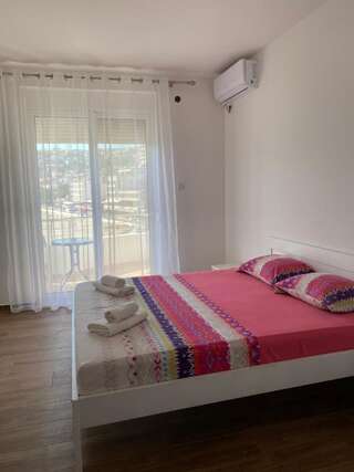 Апарт-отели Seafront Apartments Улцинь Номер с кроватью размера «king-size» и видом на море-16