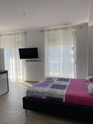 Апарт-отели Seafront Apartments Улцинь Люкс с кроватью размера «queen-size» и видом на море-3