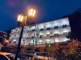 Апарт-отели Seafront Apartments Улцинь Стандартный трехместный номер с видом на море-18