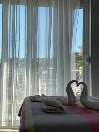 Апарт-отели Seafront Apartments Улцинь Стандартный трехместный номер с видом на море-19