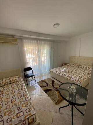 Апарт-отели Seafront Apartments Улцинь Стандартный трехместный номер с видом на море-34