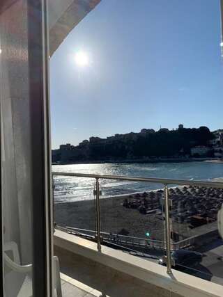 Апарт-отели Seafront Apartments Улцинь Стандартный трехместный номер с видом на море-3